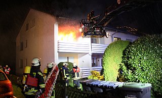Eine Scheibe des Wohnhauses war geplatzt, die Flammen schlugen den Wehrleuten bereits entgegen. - Feuerwehr Horn-Bad Meinberg