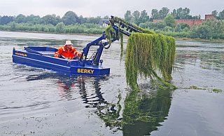 David gegen Goliath: Viktor Voth fährt mit dem Mähboot über den Schiedersee. - Marianne Schwarzer