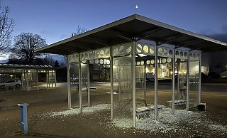 Die Seitenw&auml;nde eines Warteh&auml;uschens am Busbahnhof wurden eingeschlagen. Teilweise unter Zuhilfenahme eines M&uuml;lleimers. - Stadt Barntrup