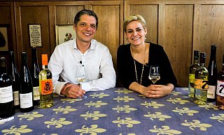 Das Winzerpaar Franz und Esther Melsheimer vom Klosterhof Siebenborn verschicken an interessierte Kunden Pakete mit 13 Weinen in Viertelliter-Fläschchen plus ein Video, das sie eigens gedreht haben mit Erklärungen zu den verschiedenen Weinen. Andere Winzer verschicken Weine und verabreden sich virtuell zu einer bestimmten Uhrzeit mit der Kundschaft. - Foto: Melsheimer /Privat/dpa Das Winzerpaar Franz und Esther Melsheimer vom Klosterhof Siebenborn verschicken an interessierte Kunden Pakete mit 13 Weinen in Viertelliter-Fläschchen plus ein Video, das sie eigens gedreht haben mit Erklärungen zu den verschiedenen Weinen. Andere Winzer verschicken Weine und verabreden sich virtuell zu einer bestimmten Uhrzeit mit der Kundschaft. - Foto: Melsheimer /Privat/dpa