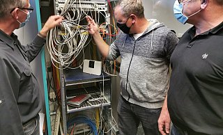 Im bislang einzigen Computerraum der Sekundarschule Nordlippe: (von links) Rainer Jung (Elektrotechnik Schaper und Jung Bösingfeld), Wayne Scourse (Medienbeauftragter Sekundarschule Nordlippe) und Schulleiter Peter Wehrmann. - Sylvia Frevert Im bislang einzigen Computerraum der Sekundarschule Nordlippe: (von links) Rainer Jung (Elektrotechnik Schaper und Jung Bösingfeld), Wayne Scourse (Medienbeauftragter Sekundarschule Nordlippe) und Schulleiter Peter Wehrmann. - Sylvia Frevert