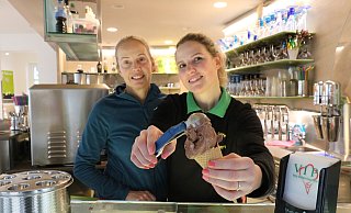 Nicole Isufaj (rechts) und ihre Mutter Tania Collazuol in ihrem Eiscafé Dolomiti. - Alexandra Schaller