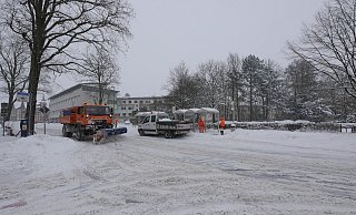 Begegnung von Muskel- und Maschinenkraft im Winterdienst auf der Leopoldstraße. - Jost Wolf