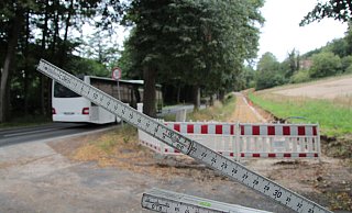 Zwischen "Am Kalkofen" und "Huxol" wird der Radweg entlang der B238 weiter gebaut - mit einer Breite von 2,25 Meter plus je 50 Zentimeter Bankette rechts und links. Zu schmal, sagt Friedhelm Jasper. Das Landesverkehrsministerium hingegen argumentiert, der vorhandene Radwege habe diese Breite, der Lückenschluss dürfe nicht breiter werden. - Carolin Brokmann-Förster