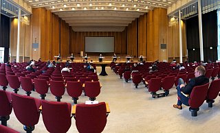 Der alte Salzufler Rat tagt unter Corona-Bedingungen in der Konzerthalle im Kurpark. - Thomas Reineke Der alte Salzufler Rat tagt unter Corona-Bedingungen in der Konzerthalle im Kurpark. - Thomas Reineke