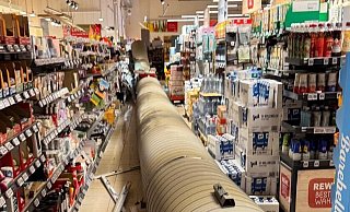 Acht Menschen werden in einem Supermarkt am Entruper Weg in Lemgo verletzt, als ein großes Lüftungsrohr von der Decke fällt. - Feuerwehr Lemgo Acht Menschen werden in einem Supermarkt am Entruper Weg in Lemgo verletzt, als ein großes Lüftungsrohr von der Decke fällt. - Feuerwehr Lemgo
