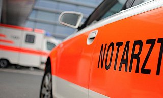 Der junge Mann verlor die Kontrolle über sein Fahrzeug und rutschte in einen Graben. - dpa Der junge Mann verlor die Kontrolle über sein Fahrzeug und rutschte in einen Graben. - dpa