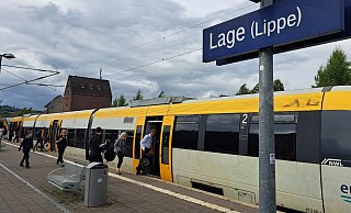 Die Eurobahn wird im Herbst 2025 und im Frühjahr 2026 erneut mehrere Wochen nicht wie geplant verkehren, weil Strecken gesperrt werden. Am Bahnhof in Lage wird am elektronischen Stellwerk gearbeitet. - Carolin Brokmann-Förster Die Eurobahn wird im Herbst 2025 und im Frühjahr 2026 erneut mehrere Wochen nicht wie geplant verkehren, weil Strecken gesperrt werden. Am Bahnhof in Lage wird am elektronischen Stellwerk gearbeitet. - Carolin Brokmann-Förster