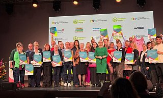 Die Preistr&auml;ger des Deutschen Nachbarschaftspreises werden in Berlin geehrt. Klaus Meier nimmt die Urkunde f&uuml;r die Sabbenhausener entgegen. - Deutscher Nachbarschaftspreis