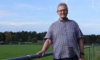 Gottfried Dennebier bevorzugt die zweite Ausbauvariante, weil dabei auch das Augustdorfer Sporthaus mit renoviert werden könnte. - Raphael Bartling