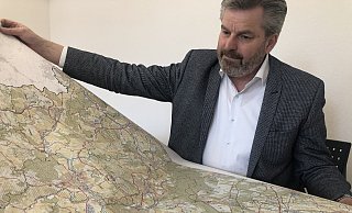 Dirk Becker studiert den neuen Regionalplan mit einiger Skepsis. Mit den anderem lippischen Bürgermeistern ist er sich einig: Es sind zu wenige Wirtschaftsflächen ausgewiesen. - Martin Hostert