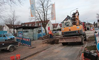 Lars Moshage (links) und Alexander Habarov von der Firma Runte arbeiten am Wasserrohr in der Pagenhelle. Direkt vorm Freizeitbad Eau-Le war dies am Sonntag geplatzt und hat einen Teil der Straße unterspült. - Carolin Brokmann-Förster