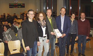Die Schulleitung pr&auml;sentiert ihr Zeugnis - den Qualit&auml;tsbericht: Christoph Ullrich, Dunja Raimann, Schulleiter Dr. Eike Stiller, Dezernent der Bezirksregierung Meinholf Klahold, Gudula Stamm und B&uuml;rgermeister Mario Hecker (von links). - Wulf Daneyko