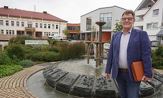 Das Rathaus in Bad Driburg hat für Klaus Lange eine besondere Bedeutung. Er ist stolz, dass er seit vergangenem Jahr dem Stadtrat angehört. - Michaela Weiße