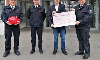 Maik Paskarbeit, stellv. Leiter der Feuerwehr (von links), Michael Schoppmeier, Leiter der Feuerwehr, Torben Blome, Bürgermeister und Marco Gröne, stellv. Leiter der Feuerwehr. - Stadt Lügde