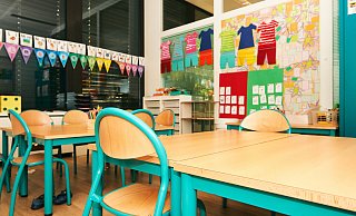 Nach dem Wunsch von Dr. Dennis Maelzer sollen die Stühle in den Kindergärten möglichst lange besetzt bleiben - sofern es die Eltern denn aus beruflichen Gründen benötigen. - annanahabed - stock.adobe.com