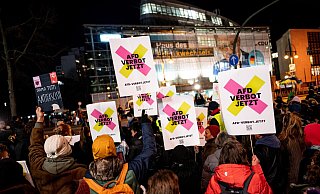 Schon bevor der Verfassungsschutz die Gesamtpartei der AfD als "gesichert rechtsextrem" eingestuft hat, haben Menschen in ganz Deutschland ein Verbot der Partei gefordert, wie hier bei der Kundgebung "Brandmauer statt Brandstiftung" von Amnesty International, Seebrücke und anderen Organisationen. Demonstranten halten Schilder mit der Aufschrift "AfD Verbot jetzt" vor der CDU-Zentrale hoch. - picture alliance/dpa