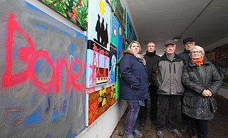 Mit Farbe sind Bilder im „Bunten Tunnel" besprüht worden. Manche sind nicht mehr zu retten, beklagen (von links) Nadine Reineke und Hubertus Fricke von der Gemeinde Extertal, Heinrich Schäfer und Fred Piechnik vom Heimat- und Verkehrsverein Bösingfeld und Künstlerin Edith Hausstätter. - Jens Rademacher Mit Farbe sind Bilder im „Bunten Tunnel" besprüht worden. Manche sind nicht mehr zu retten, beklagen (von links) Nadine Reineke und Hubertus Fricke von der Gemeinde Extertal, Heinrich Schäfer und Fred Piechnik vom Heimat- und Verkehrsverein Bösingfeld und Künstlerin Edith Hausstätter. - Jens Rademacher