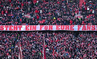 Ein Fan-Plakat in der Münchner Arena. - Sven Hoppe/dpa