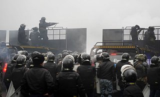 Schwerbewaffnete Bereitschaftspolizisten blockieren in Almaty eine Straße, um Demonstranten aufzuhalten. - Foto: Vladimir Tretyakov/AP/dpa