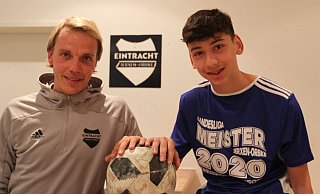 In der Vereinskneipe des SVE Jerxen-Orbke stellen sich Trainer Florian Bobe und C-Junioren-Spieler Samih Uslu fürs Foto auf. - Sebastian Lucas In der Vereinskneipe des SVE Jerxen-Orbke stellen sich Trainer Florian Bobe und C-Junioren-Spieler Samih Uslu fürs Foto auf. - Sebastian Lucas
