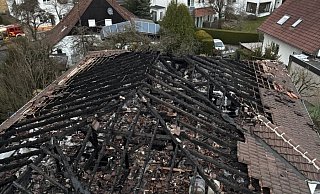 Vom Dachstuhl ist nur noch das verkohlte Gerippe übrig. Das Haus in der Brunnenstraße ist nach dem Großbrand nicht mehr bewohnbar. - Freiwillige Feuerwehr Horn-Bad Meinberg Vom Dachstuhl ist nur noch das verkohlte Gerippe übrig. Das Haus in der Brunnenstraße ist nach dem Großbrand nicht mehr bewohnbar. - Freiwillige Feuerwehr Horn-Bad Meinberg