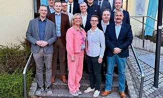 Ratskandidaten der CDU Lemgo sind (von links) Steven Grimshaw, Roman Paschek, Janik Wiemann, Marvin Rösch, Marc Simonsmeier, Friedrich Remmert, Andrea Freitag, Oliver Jakobi, Holger Kerkhoff,Bürgermeister Markus Baier, Pia Steinmeier, Eric Hagedorn, Daniel Christman-Brunsiek, Jens Begemann, Carsten Steinmeier, Heiner Beckmann, Harald Reineking, Harald Deutsch. Es fehlen Robin Franz und Jörg Schalk. - Bildrechte: CDU Lemgo Ratskandidaten der CDU Lemgo sind (von links) Steven Grimshaw, Roman Paschek, Janik Wiemann, Marvin Rösch, Marc Simonsmeier, Friedrich Remmert, Andrea Freitag, Oliver Jakobi, Holger Kerkhoff,Bürgermeister Markus Baier, Pia Steinmeier, Eric Hagedorn, Daniel Christman-Brunsiek, Jens Begemann, Carsten Steinmeier, Heiner Beckmann, Harald Reineking, Harald Deutsch. Es fehlen Robin Franz und Jörg Schalk. - Bildrechte: CDU Lemgo