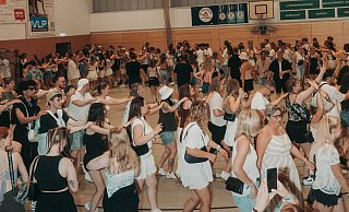 Die Party musste in der Turnhalle weitergehen: Rund 1100 Gäste warteten dort, bis die Party weiterging. Andere suchten Schutz in ihren Autos oder fuhren nach Hause. - Bildrechte: Hirschgold Events Die Party musste in der Turnhalle weitergehen: Rund 1100 Gäste warteten dort, bis die Party weiterging. Andere suchten Schutz in ihren Autos oder fuhren nach Hause. - Bildrechte: Hirschgold Events