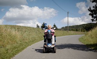 Hilde Diekmeier ist weit über Schwelentrup hinaus bekannt wie ein bunter Hund. Die ehemalige Wirtin vom "Forellenhof" flitzt mit ihrem Scooter die alte Dorfstraße rauf und runter und begegnet dabei so manche einem bekannten Gesicht. Die Filmemacher aus Bielefeld begleiten die Köchin. - Land in Sicht Hilde Diekmeier ist weit über Schwelentrup hinaus bekannt wie ein bunter Hund. Die ehemalige Wirtin vom "Forellenhof" flitzt mit ihrem Scooter die alte Dorfstraße rauf und runter und begegnet dabei so manche einem bekannten Gesicht. Die Filmemacher aus Bielefeld begleiten die Köchin. - Land in Sicht
