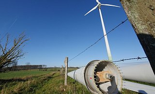 Der Bauernkamp bei Veldrom ist ein besonders ertragreicher Acker für Windbauern. Im Vordergrund liegen ausgediente Rotorblätter einer modernisierten Windenergieanlage. Am Hang des Eggebergs im Hintergrund links soll ein weiteres Windrad entstehen. - Jost Wolf