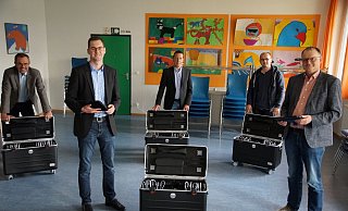 Freuen sich über die digitalen Endgeräte für den Unterrichtseinsatz im Gymnasium: Bürgermeister Matthias Kalkreuter (2. von links) und Schulleiter des Gymnasiums Lage, Michael Krügermeyer-Kalthoff (ganz rechts), zusammen mit Fachbereichsleiter Schule, Sport, Kultur, Jugend und Soziales, Klaus Landrock (links), Fachteamleiter Organisation, IT, Peter Bergmann (3. von rechts) und Ruwim Schulz (2. von rechts) vom Fachteam IT der Stadt Lage - Stadt Lage