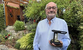 Eduard Böger in seinem Garten. In der Hand hält er eine solarbetriebene Gartenlampe, die sich bei Dunkelheit automatisch einschaltet. Die nachhaltige Stromerzeugung ist ihm ein Anliegen. - Sven Kienscherf Eduard Böger in seinem Garten. In der Hand hält er eine solarbetriebene Gartenlampe, die sich bei Dunkelheit automatisch einschaltet. Die nachhaltige Stromerzeugung ist ihm ein Anliegen. - Sven Kienscherf