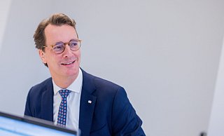 Hendrik Wüst (CDU), Ministerpräsident von Nordrhein-Westfalen, spricht während eines Interviews im Landesbüro der dpa. - Rolf Vennenbernd/dpa Hendrik Wüst (CDU), Ministerpräsident von Nordrhein-Westfalen, spricht während eines Interviews im Landesbüro der dpa. - Rolf Vennenbernd/dpa