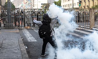 Den sechsten Tag in Folge demonstrierten zahlreiche Menschen auf den Straßen von Lima. - Lucas Aguayo Araos/dpa Den sechsten Tag in Folge demonstrierten zahlreiche Menschen auf den Straßen von Lima. - Lucas Aguayo Araos/dpa