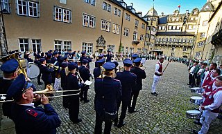 Feierlich begehen die Detmolder Schützen ihren Zapfenstreich. - Nicole Ellerbrake Feierlich begehen die Detmolder Schützen ihren Zapfenstreich. - Nicole Ellerbrake
