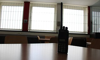 Eine Detmolderin sitzt inzwischen in Haft. Der Eierwurf auf Kevin Kühnert ist längst nicht der einzige Vorwurf, dem sich die Frau hat stellen müssen. - Janet König