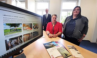 Die Mitarbeiterinnen der Tourist-Information Jasmin Baier (von rechts), Denise Kieslich und Bürgermeister Jörg Bierwirth präsentieren die neue touristische Internetseite der Stadt Schieder-Schwalenberg. - Michaela Weisse Die Mitarbeiterinnen der Tourist-Information Jasmin Baier (von rechts), Denise Kieslich und Bürgermeister Jörg Bierwirth präsentieren die neue touristische Internetseite der Stadt Schieder-Schwalenberg. - Michaela Weisse