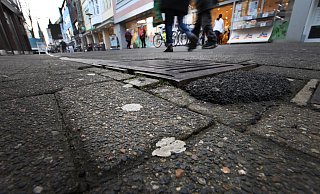 Festgeklebte Kaugummis in der Fußgängerzone und anderswo sollen der Vergangenheit angehören. Die Beseitigung ist kostspielig. Gegen derlei Gedankenlosigkeiten will die Stadt angehen und für mehr Bewusstsein bei den Bürgern werben. - Vera Gerstendorf-Welle Festgeklebte Kaugummis in der Fußgängerzone und anderswo sollen der Vergangenheit angehören. Die Beseitigung ist kostspielig. Gegen derlei Gedankenlosigkeiten will die Stadt angehen und für mehr Bewusstsein bei den Bürgern werben. - Vera Gerstendorf-Welle