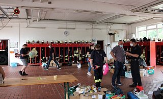 Die Feuerwehr Lügde nimmt in Lügde, Rischenau und Sabbenhausen am Freitag viele Spenden entgegen. - Phillip Kersten