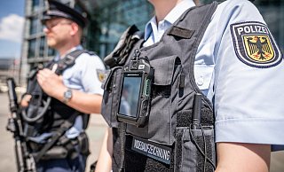 Beamte der Bundespolizei am Berliner Hauptbahnhof. Innenminister Seehofer will Bundespolizisten wieder zu Einsätzen nach Berlin schicken. - Foto: Michael Kappeler/dpa