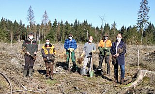 Verbandsvorsteher Jörg Düning-Gast (rechts) und Försterin Ute Reckefuß (links) bedanken sich bei dem Team rund um Euwatec für ihr Engagement. - Landesverband Lippe