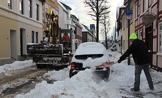 Die Stadt räumt Parkbuchen und Haltestellenzufahrten am Rampendal. Foto: Katrin Kantelberg - Katrin Kantelberg