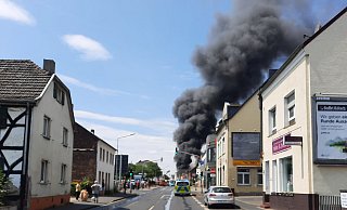 Bei dem Brand in Sank Augustin starben zwei Feuerwehrleute - jetzt ist der Unfallbericht dazu erschienen (Archivbild). - Sascha Thelen/TNN/dpa Bei dem Brand in Sank Augustin starben zwei Feuerwehrleute - jetzt ist der Unfallbericht dazu erschienen (Archivbild). - Sascha Thelen/TNN/dpa
