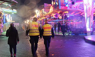 Ivo Burger (links) und Rafael Rathmann patrouillieren in ihren gelben Warnwesten über den Kronenplatz. Foto: Nadine Uphoff - Nadine Uphoff