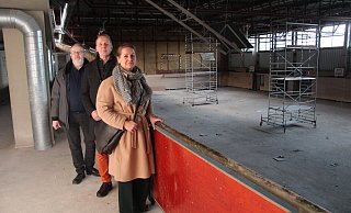 Schauen sich den Zwischenstand der Bauarbeiten an der Dreifeldsporthalle in Hohenhausen an: (von links) Architekt Andreas Deppe, Schulleiter Dr. Eike Stiller und Bauamtsleiterin Ewa Hermann. - Nadine Uphoff
