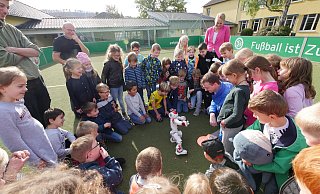 Die Roboter-Dame Ina zeigte letzten Herbst auf dem Kleinspielfeld der OGS Hiddesen, was sie alles kann. Dazu gehört Schattenboxen Tai Chi, aber auch Tänze wie Gangnam Style oder Macarena. Aber jetzt, wo keine OGS-Betreuung stattfindet, sollen Eltern auch nichts bezahlen müssen – und die Schlüsselpersonen, deren Kindern betreut werden müssen, auch nicht. - Archivfoto: Jost Wolf