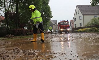 Unwetter in Kalletal: die überflutete Ortsdurchfahrt Bentorf am 30. April 2014. - Jens Rademacher Unwetter in Kalletal: die überflutete Ortsdurchfahrt Bentorf am 30. April 2014. - Jens Rademacher