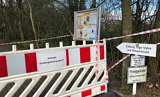 Kein Durchkommen: Das Yoga Vidya in Bad Meinberg hat sich selbst unter Quarantäne gestellt, alle Zugänge sind abgeriegelt. Auf dem weitläufigen Gelände ist kaum eine Menschenseele zu sehen. - Silke Buhrmester Kein Durchkommen: Das Yoga Vidya in Bad Meinberg hat sich selbst unter Quarantäne gestellt, alle Zugänge sind abgeriegelt. Auf dem weitläufigen Gelände ist kaum eine Menschenseele zu sehen. - Silke Buhrmester