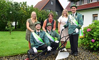 Die neuen Regenten mit ihrem Thron: (von links) Cindy Kneese, Michael Schneider, Sonja Logermann und Jörg Tammert, das neue Königspaar Steffi Kneese und Sven Logermann. - Nicole Ellerbrake