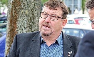 Der AfD-Politiker Uwe Detert hat unkommentiert Posts auf Facebook übernommen, die der Reichsbürgerszene zugeordnet werden könnten. Gegen diese Vorwurf wehrt er sich energisch. - Niklas Böhmer Der AfD-Politiker Uwe Detert hat unkommentiert Posts auf Facebook übernommen, die der Reichsbürgerszene zugeordnet werden könnten. Gegen diese Vorwurf wehrt er sich energisch. - Niklas Böhmer